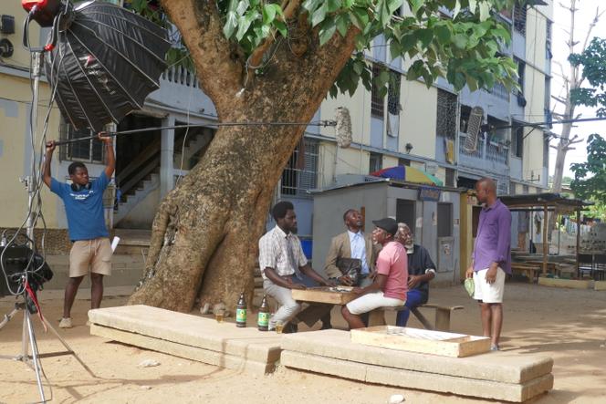 A Abidjan, sur le tournage de la série « 220 logements », coproduite par A+ et la société ivoirienne Plan A, le 15 mai 2025.