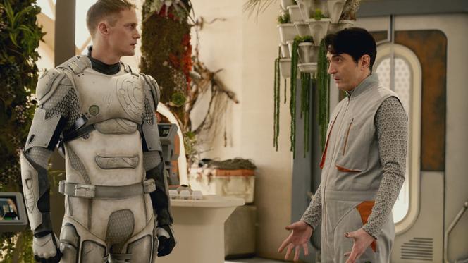 Murderbot (Alexander Skarsgard) et Gurathin (David Dastmalchian) dans la série « Murderbot, journal d’un Assassynth », créée par Chris et Paul Weitz.