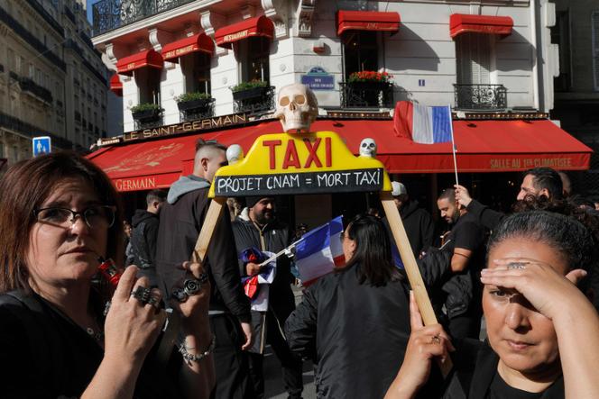 Des artisans taxis manifestent à Paris, le 19 mai 2025.