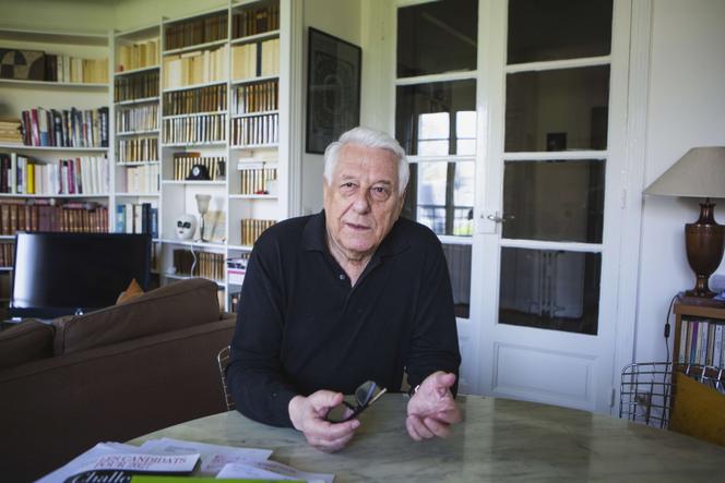 L’historien Michel Winock, à son domicile, à Paris, le 18 avril 2023.