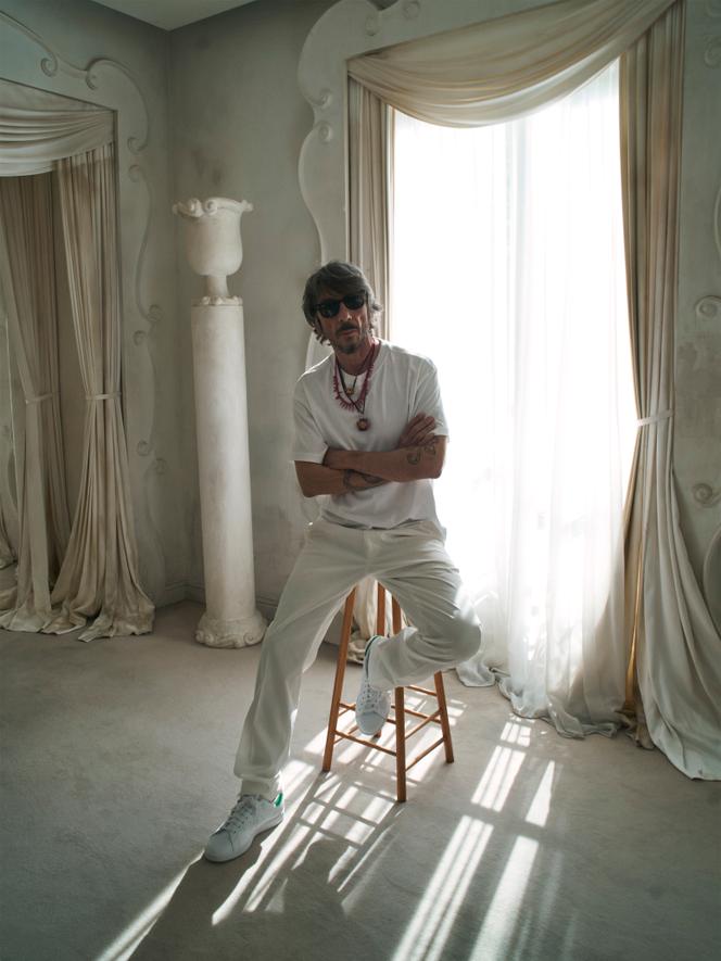 Pierpaolo Piccioli dans les salons haute couture de Balenciaga, avenue George-V, à Paris, en mai 2025.