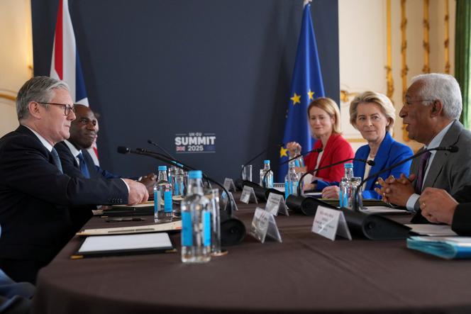 Le premier ministre britannique, Keir Starmer, s’adresse à la présidente de la Commission européenne, Ursula von der Leyen, et au président du Conseil européen, Antonio Costa, lors d’une réunion entre le Royaume-Uni et l’Union européenne, le 19 mai 2025.