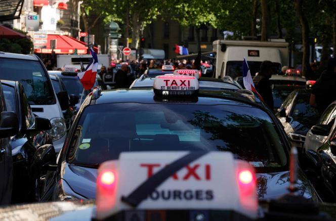 Lors de la manifestation des taxis, à Paris, le 19 mai 2025.