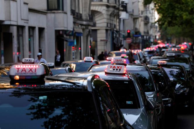 Lors d’une manifestation de taxis, à Paris, le 19 mai 2025.
