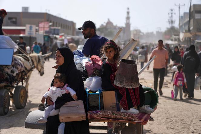 Des Palestiniens déplacés fuient Khan Younès, dans la bande de Gaza, le 19 mai 2025.