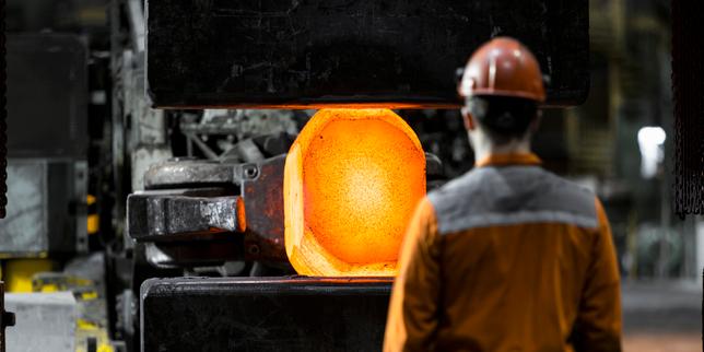 Un lingot de titane sous presse, sur le site de l’usine Aubert & Duval, à Saint-Georges-de-Mons (Puy-de-Dôme), le 11 avril 2024.