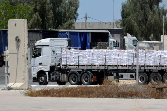 Un camion transportant de l’aide entre dans la bande de Gaza, par le point de passage israélien de Kerem Shalom, le 20 mai 2025.