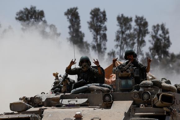 Des soldats israéliens en route pour la bande de Gaza, le 20 mai 2025.