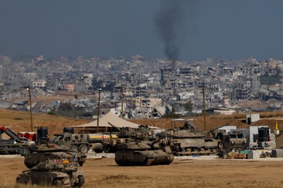 Déploiement de véhicules militaires israéliens à la frontière de Gaza avec Israël, le 20 mai 2025.