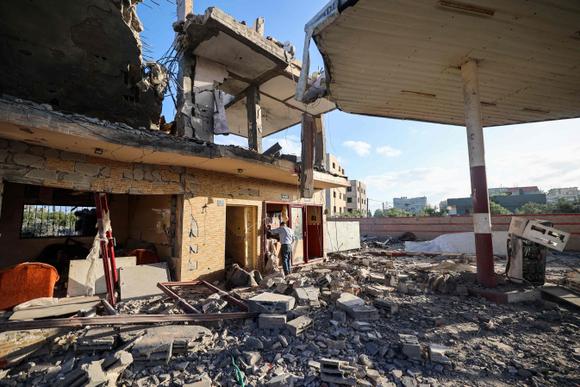 Une station-service détruite lors d’une attaque israélienne, dans le camps de déplacés de Nousseirat, au centre de la bande de Gaza, le 20 mai 2025.