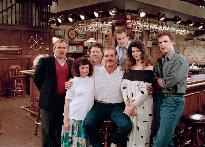 Le joueur de troisième but des Red Sox de Boston, Wade Boggs, centre, pose, 2 mars 1988, avec le casting de `` Cheers '' lors de la répétition pour un épisode dans lequel il apparaît. Les acteurs incluent John Ratzenberger, Rhea Perlman, George Wendt, Woody Harrelson, Kirstie Alley et Ted Danson.