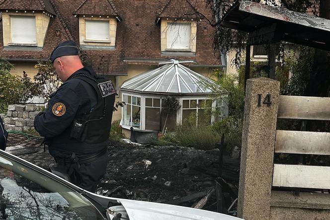 Devant le domicile du maire de L’Haÿ-les-Roses (Val-de-Marne), Vincent Jeanbrun, après une attaque à la voiture-bélier, le 2 juillet 2023.