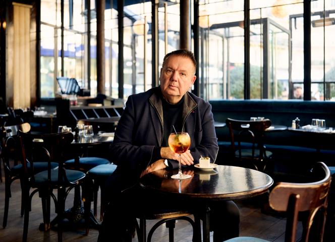 Christophe Bourseiller na Brasserie le Saint-Vittor, em Paris 5 de abril de 2025.