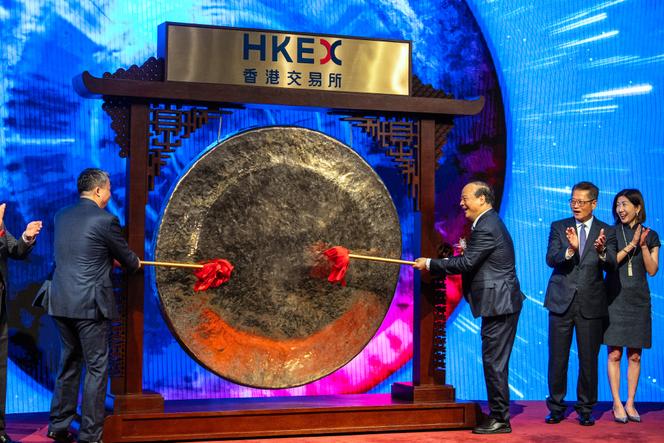 Robin Zeng, président de CATL, à droite, frappe le gong lors de la cérémonie d’introduction de la société en Bourse, à Hongkong, le 20 mai 2025.