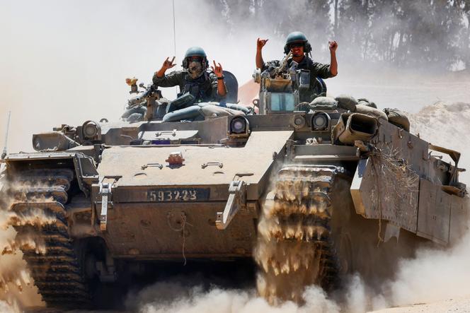 Des soldats israéliens dans un char, à la frontière d’Israël avec la bande de Gaza, le 20 mai 2025.