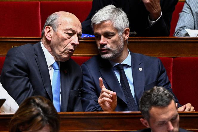 Le président du groupe parlementaire La Droite républicaine, Laurent Wauquiez (à droite), s’entretient avec le député LR Michel Herbillon, à l’Assemblée nationale, à Paris, le 20 mai 2025.