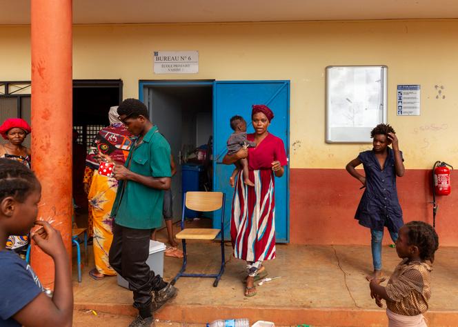 L’école de la commune de Vahibé (Mayotte), occupée par les habitants du bidonville tout proche, après le passage du cyclone Chido, le 20 decembre 2024.