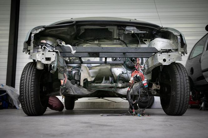 Une Renault Twingo en cours de transformation en véhicule électrique, dans le premier atelier de Lormauto, à Hermival-les-Vaux (Calvados), le 26 janvier 2023.