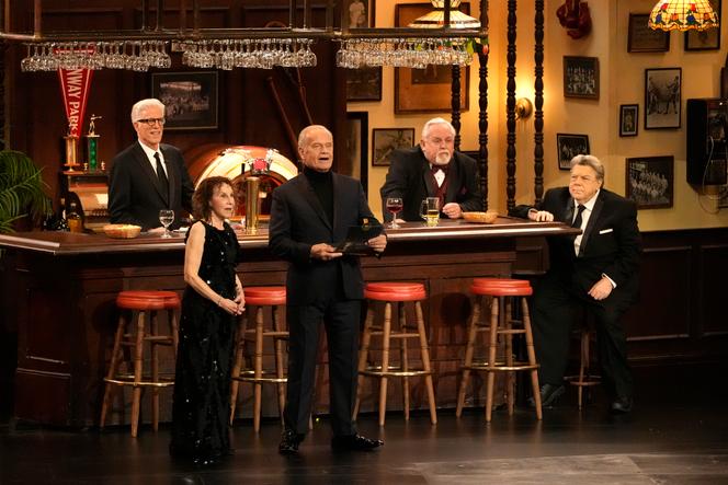 Rhea Perlman, de gauche, Kelsey Grammar, Ted Danson, John Ratzenberger, George Wendt présente le prix pour une écriture exceptionnelle pour une série de comédie lors du 75e Primetime Emmy Awards le lundi 15 janvier 2024, au Peacock Theatre à Los Angeles.