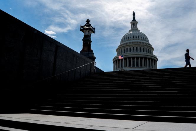 Une personne marche près du Capitole, sur la colline du Capitole, à Washington, le 19 mai 2025.