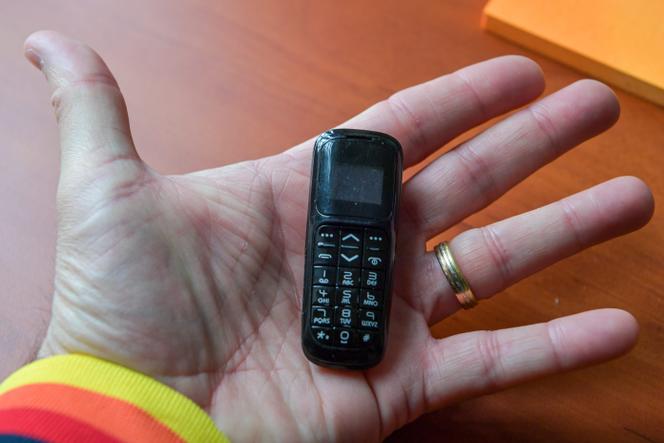 Un téléphone portable miniature saisi à la maison d’arrêt de Limoges, en juin 2020.