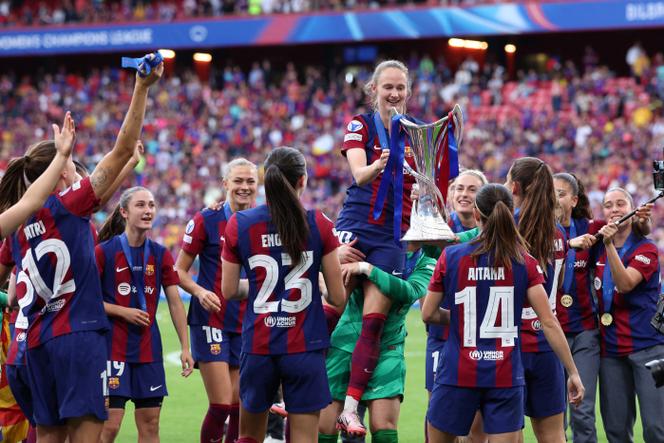L’équipe du FC Barcelone célèbre sa victoire sur l’Olympique lyonnais en Ligue des champions féminine, au stade de San Mamés, à Bilbao, en Espagne, le 25 mai 2024.