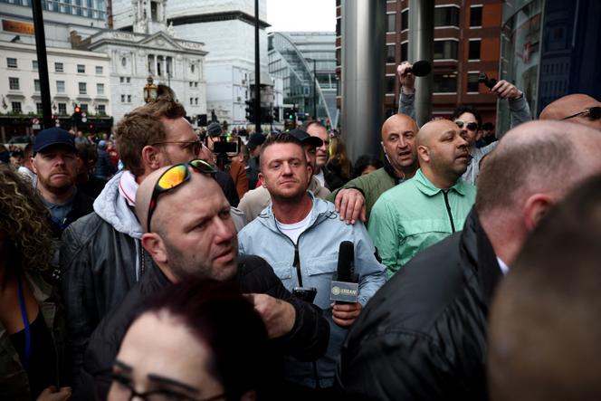 L’influenceur Tommy Robinson lors d’un rassemblement de ses partisans, à Londres, le 1ᵉʳ juin 2024.