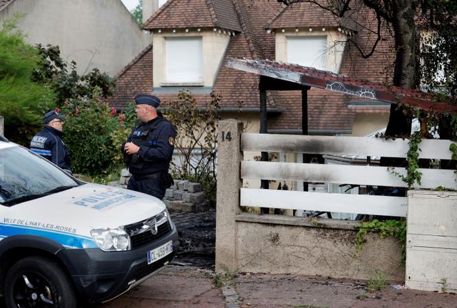 Devant le domicile du maire de L’Haÿ-les-Roses (Val-de-Marne), Vincent Jeanbrun, après une attaque à la voiture-bélier, le 2 juillet 2023.
