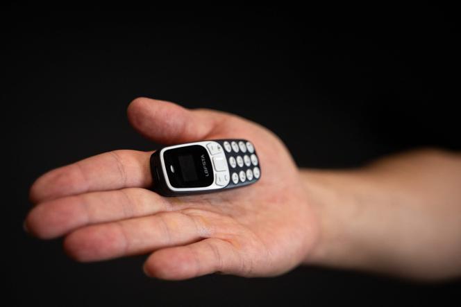 Un téléphone miniature de conception chinoise. A Paris, le 20 mai 2025.