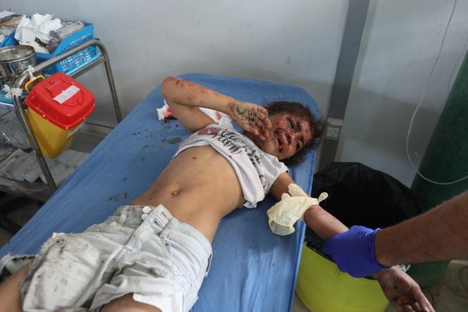 Après l’attaque menée par l’armée israélienne sur l’école Al-Hassayna, affiliée à l’UNRWA et qui abrite des personnes déplacées dans le camp de réfugiés de Nousseirat, à l’hôpital Al-Awda, à Jabaliya, à Gaza, le 19 mai 2025.