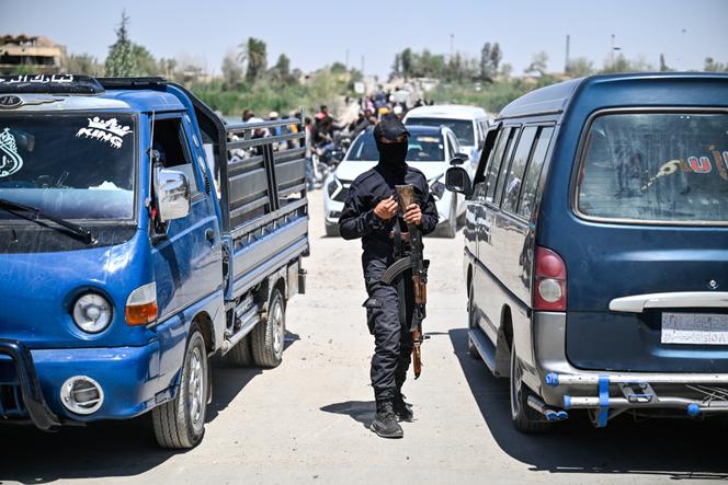 Un agent de la sécurité générale tient un poste de contrôle près du seul franchissement de l’Euphrate reliant l’est et l’ouest de Deir ez-Zor (Syrie), le 28 avril 2025.