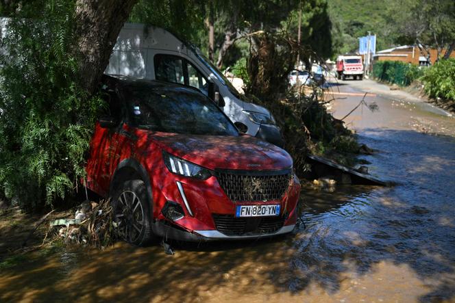 Une voiture coincée dans la boue dans le village de Cavalière, dans le Var, après une inondation causée par de fortes pluies, le 20 mai 2025.