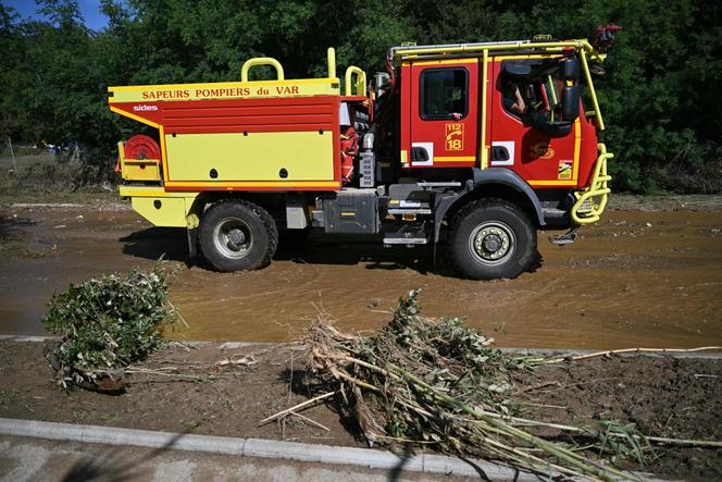 Des pompiers interviennent dans le village de Cavalière, dans le Var, après une inondation causée par de fortes pluies, le 20 mai 2025.