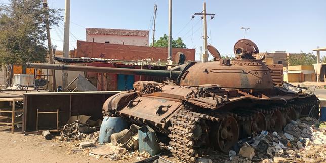Un char détruit dans un quartier sud de Khartoum le 29 mars 2025, après la reprise de la capitale soudanaise par l’armée.