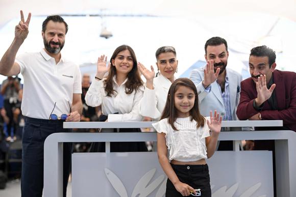 Acteur Ebrahim Azizi, actrices Hadis Pakbaten, Maryam Afshari en Delnaz Najafi, de Iraanse regisseur Majid Panahi en acteur Vahid Mobasseri vóór de presentatie van de film