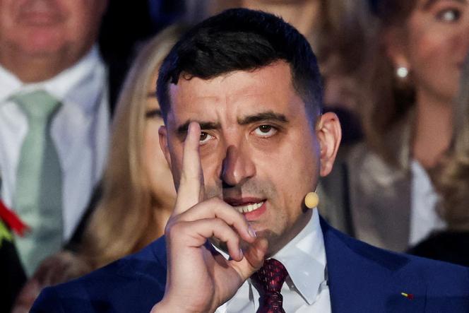 George Simion em frente ao Parlamento Romeno na segunda rodada das eleições presidenciais em 18 de maio de 2025.