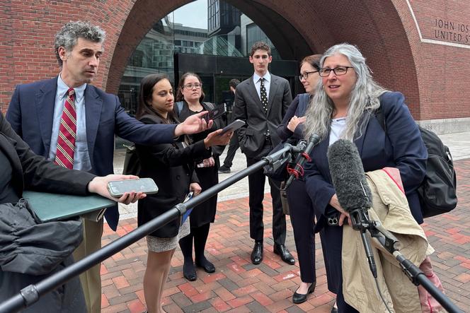 Les avocats de plusieurs personnes menacées d’expulsion s’adressent aux médias mercredi 21 mai 2025, à Boston, après qu’un juge fédéral a statué que la Maison Blanche avait violé une décision de justice sur les expulsions vers des pays tiers avec un vol lié au Sud Soudan.