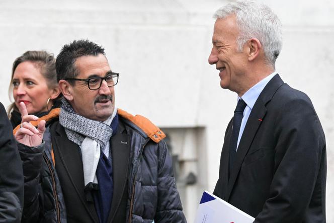 Le secrétaire général de FO, Frédéric Souillot, et le président du Medef, Patrick Martin, au ministère du travail, à Paris, le 17 janvier 2025.