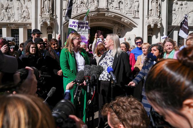 Susan Smith et Marion Calder, deux des fondatrices de l’association For Women Scotland, devant la Cour suprême britannique, à Londres, le 16 avril 2025.