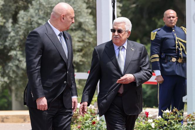 Le président libanais, Joseph Aoun, et le président de l’Autorité palestinienne, Mahmoud Abbas, à Beyrouth, le 21 mai 2025.