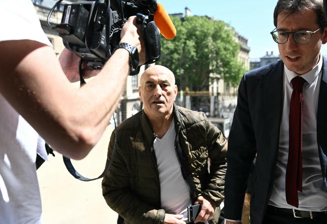 Yunice Abbas (au centre) et son avocat, Gabriel Dumenil, à Paris, le 28 avril 2025.