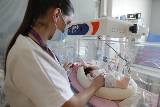 Une infirmière place un nouveau-né dans une couveuse après des examens à la maternité de l’hôpital d’Ajaccio, en Corse, le 18 janvier 2024.