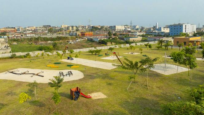 Aire de jeu du parc d’Akouédo, conçu sur le site de l’ancienne décharge publique d’Abidjan (Côte d’Ivoire), en mai 2025.