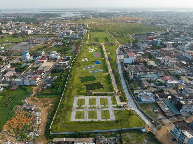 Vue aérienne sur le parc d’Akouédo, conçu sur le site de l’ancienne décharge publique d’Abidjan (Côte d’Ivoire), en mai 2025.