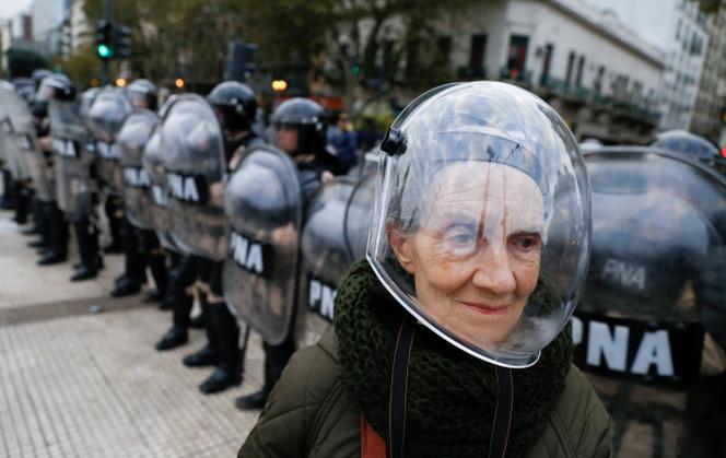 Lors de la manifestation hebdomadaire des retraités contre les politiques d’austérité du président argentin, Javier Milei, à Buenos Aires, le 21 mai 2025.