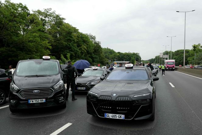 Des chauffeurs de taxis bloquent l’A1 à La Courneuve, près de Paris, le 21 mai 2025.