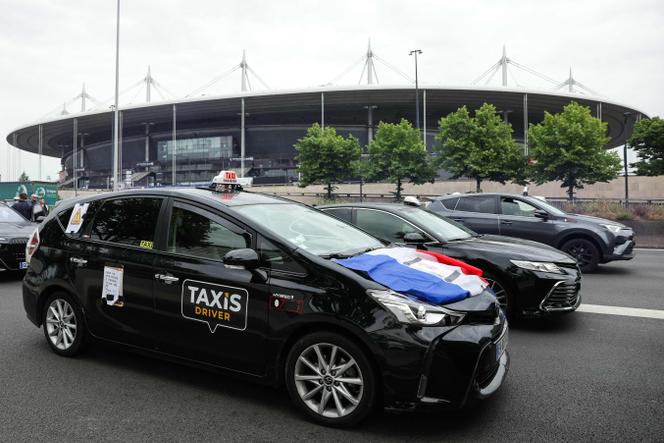 Des taxis se rassemblent devant le stade de France, le 21 mai 2025.
