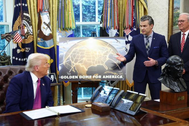 Le secrétaire américain à la défense, Pete Hegseth, présente le projet de bouclier antimissile, Dôme d’or, à Donald Trump, dans le bureau Ovale de la Maison Blanche, à Washington, le 20 mai 2025.