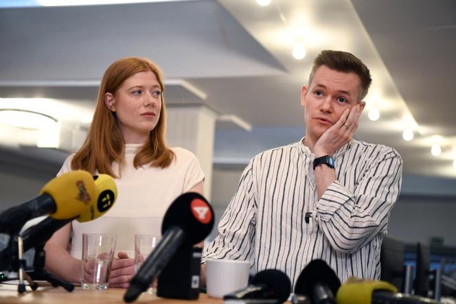 Le journaliste suédois Joakim Medin et son épouse, la journaliste Sofie Axelsson, lors d’une conférence de presse à Stockholm, Suède, samedi 17 mai 2025.