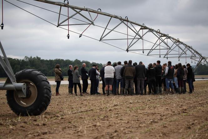 Des agriculteurs en discussions avec leur ministre de tutelle, Annie Genevard, à Bioule (Tarn-et-Garonne), le 21 mai 2025.
